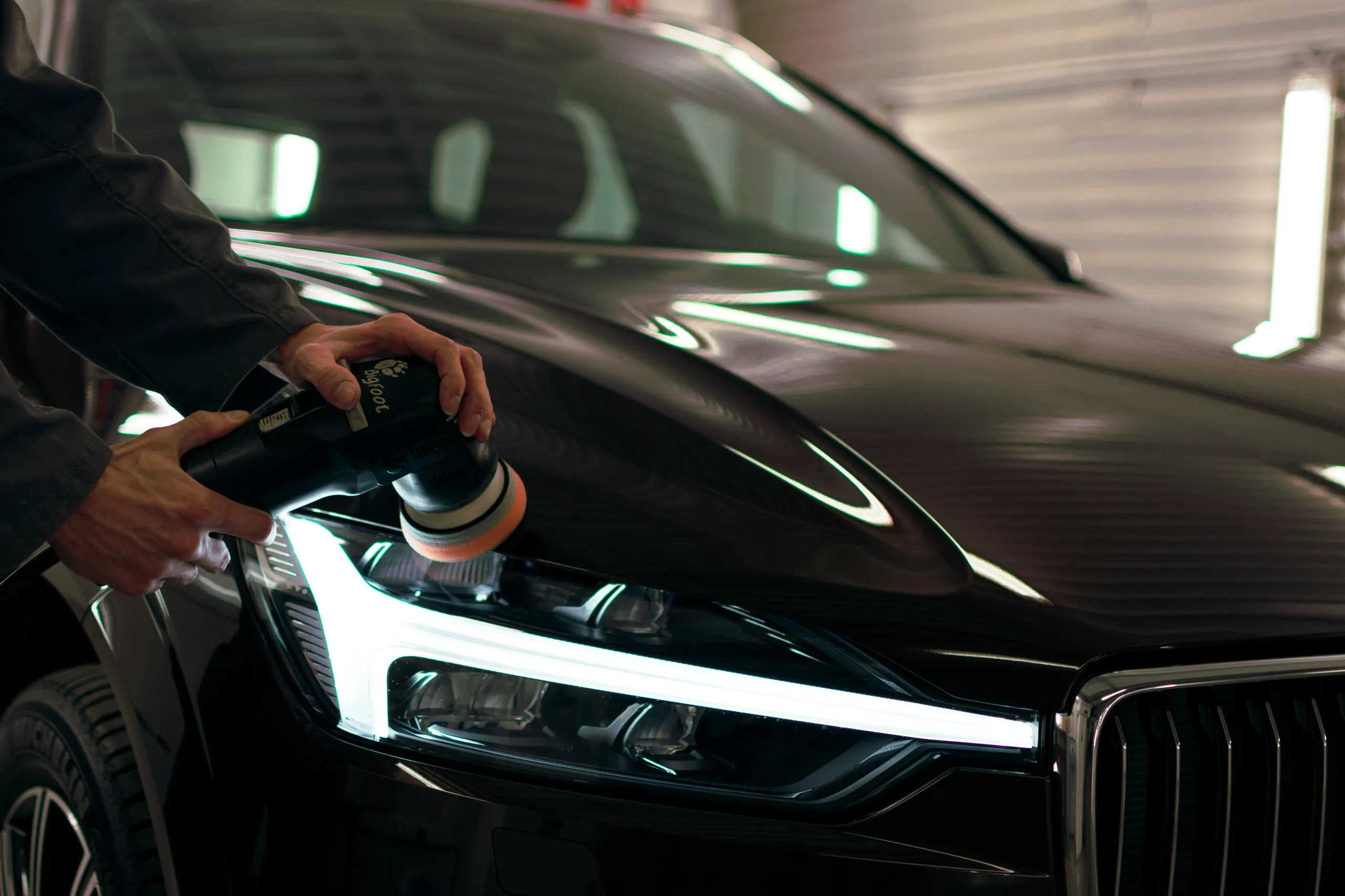 Zielone auto w garażu detailingu