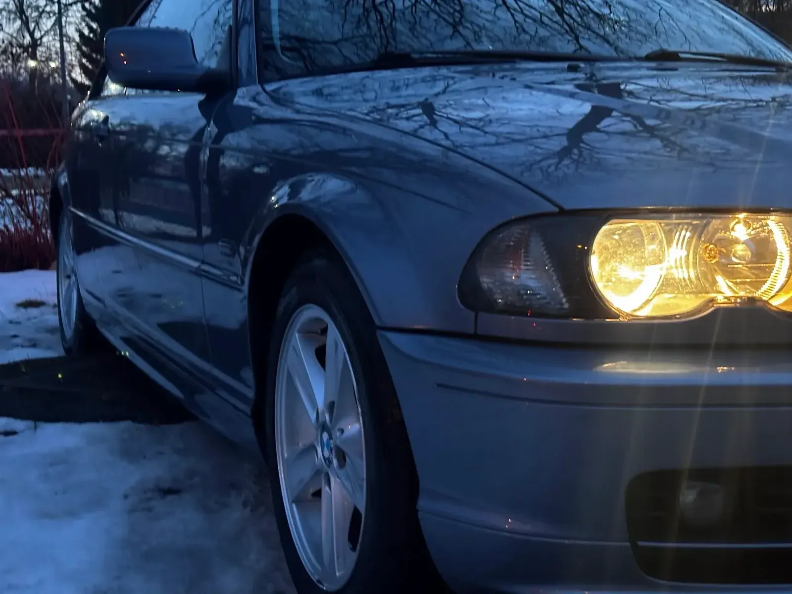 Lśniący reflektor auta po detailingu